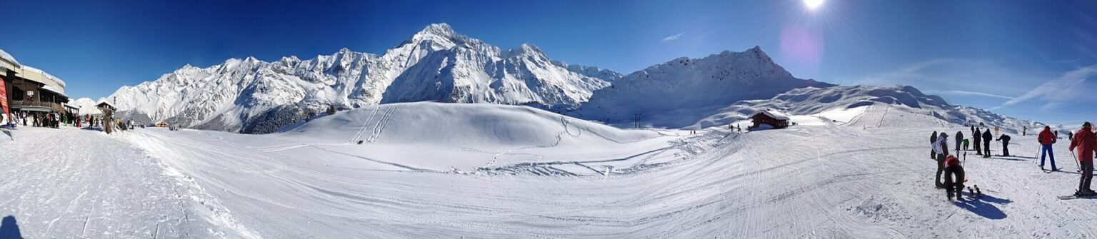 Panorama des Alpes enneigées depuis Les Contamines