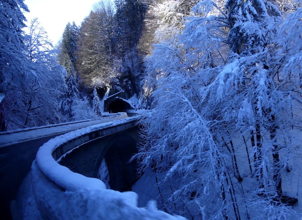 Route de montagne enneigée entre Megève et Flumet