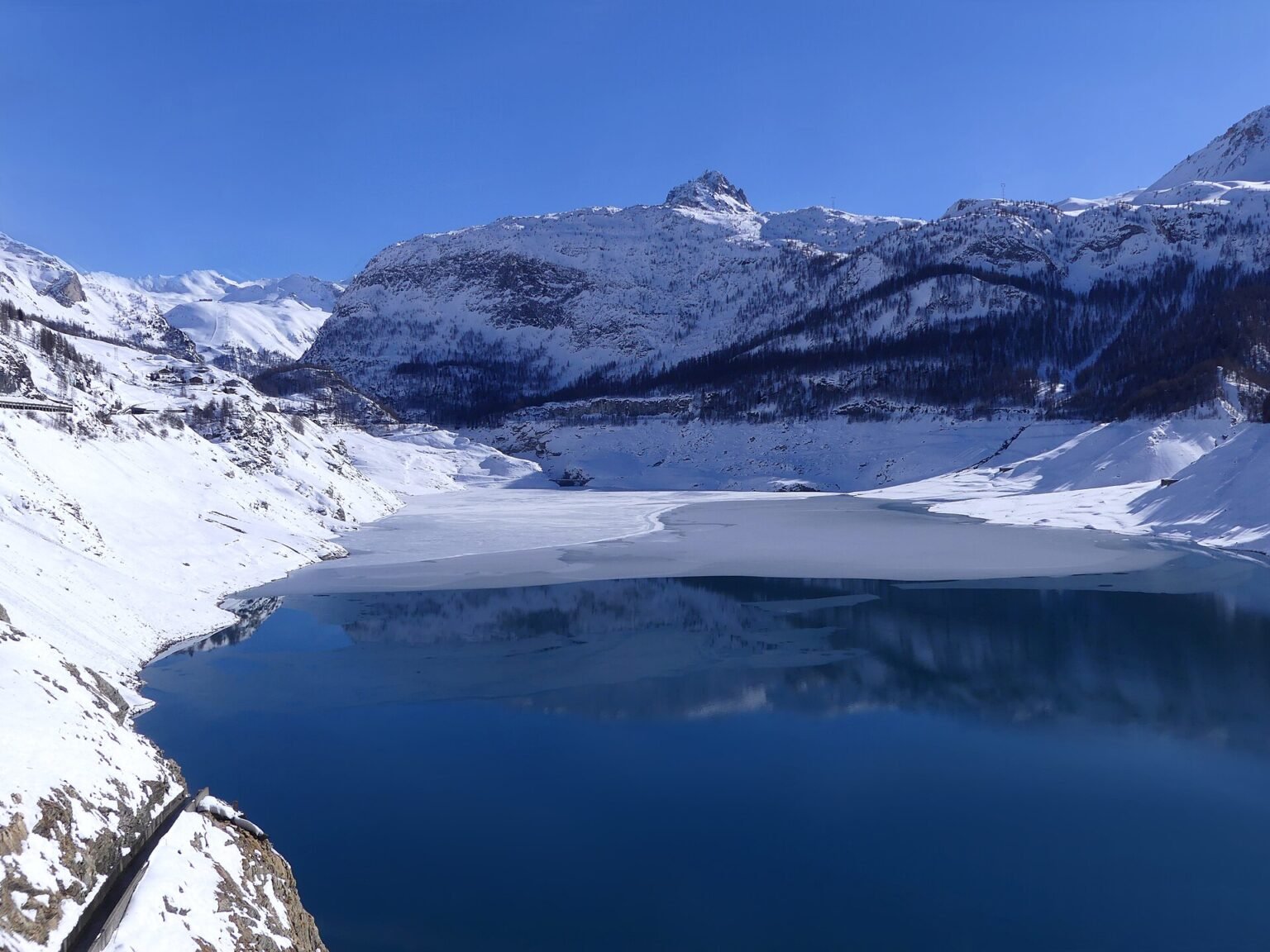 Lac du Chevril près de Tignes en hiver