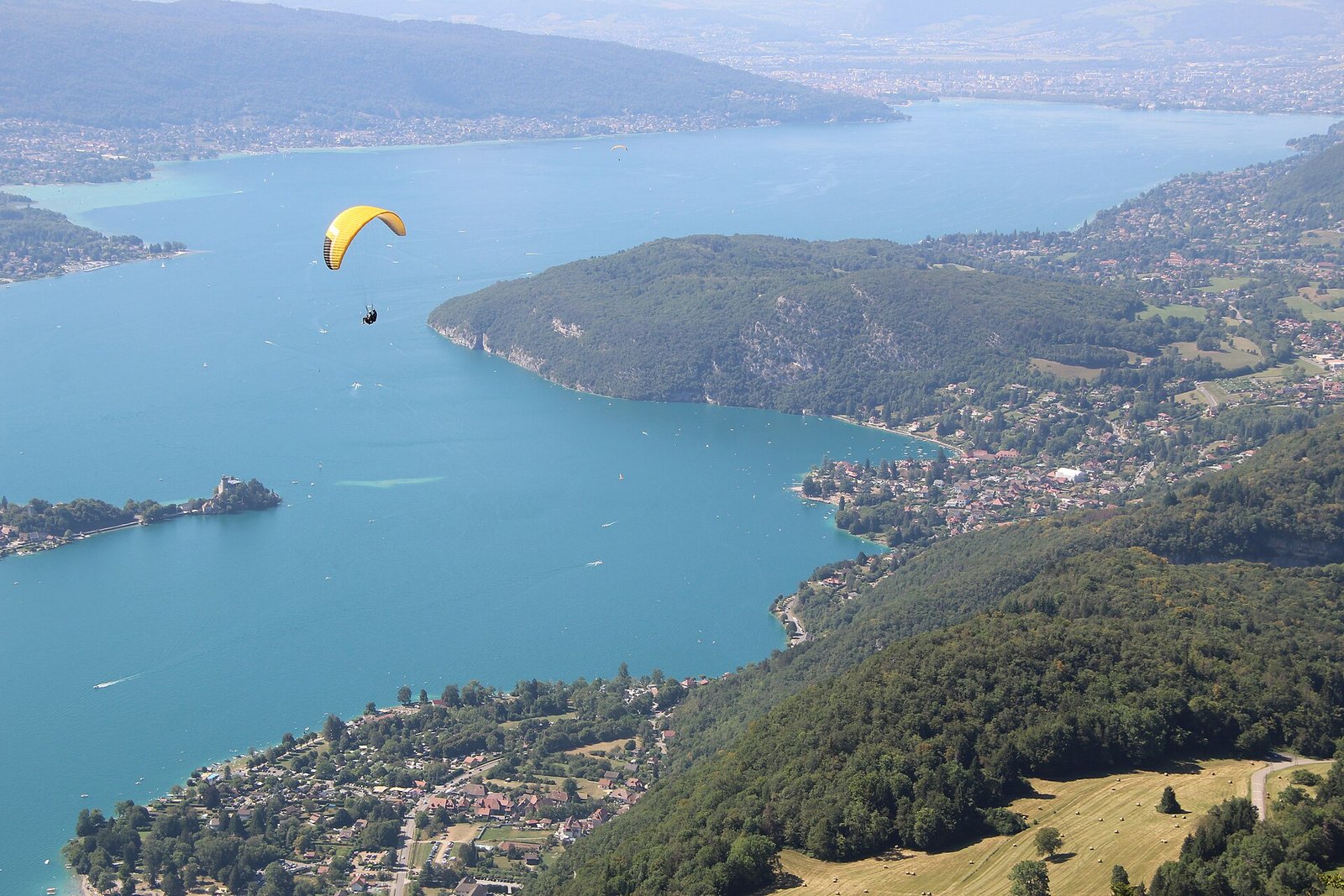 Lac d'Annecy et montagnes